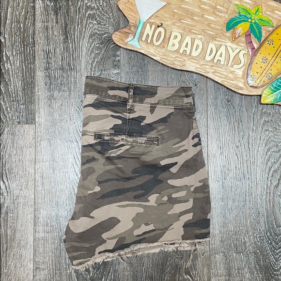 Express Camo Mid Rise Shorts - Picture 5 of 9